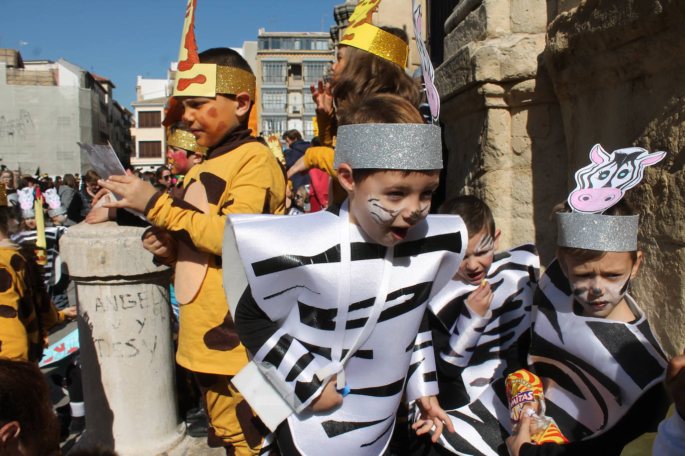 El pasacalles infantil de los colegios de la ciudad ha inundado de color y alegría la plaza de Santa María 