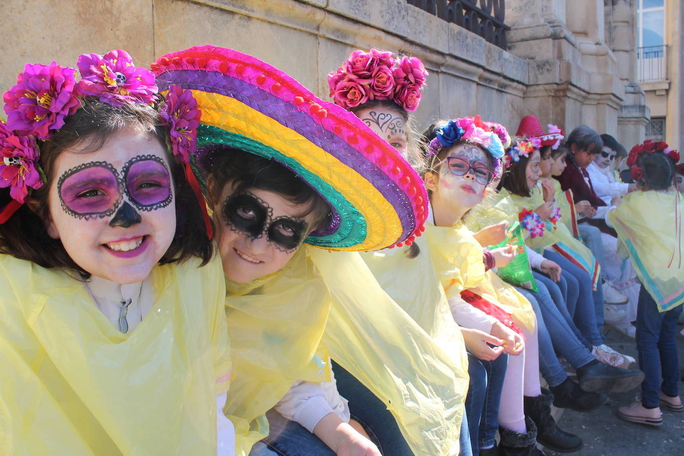 El pasacalles infantil de los colegios de la ciudad ha inundado de color y alegría la plaza de Santa María 