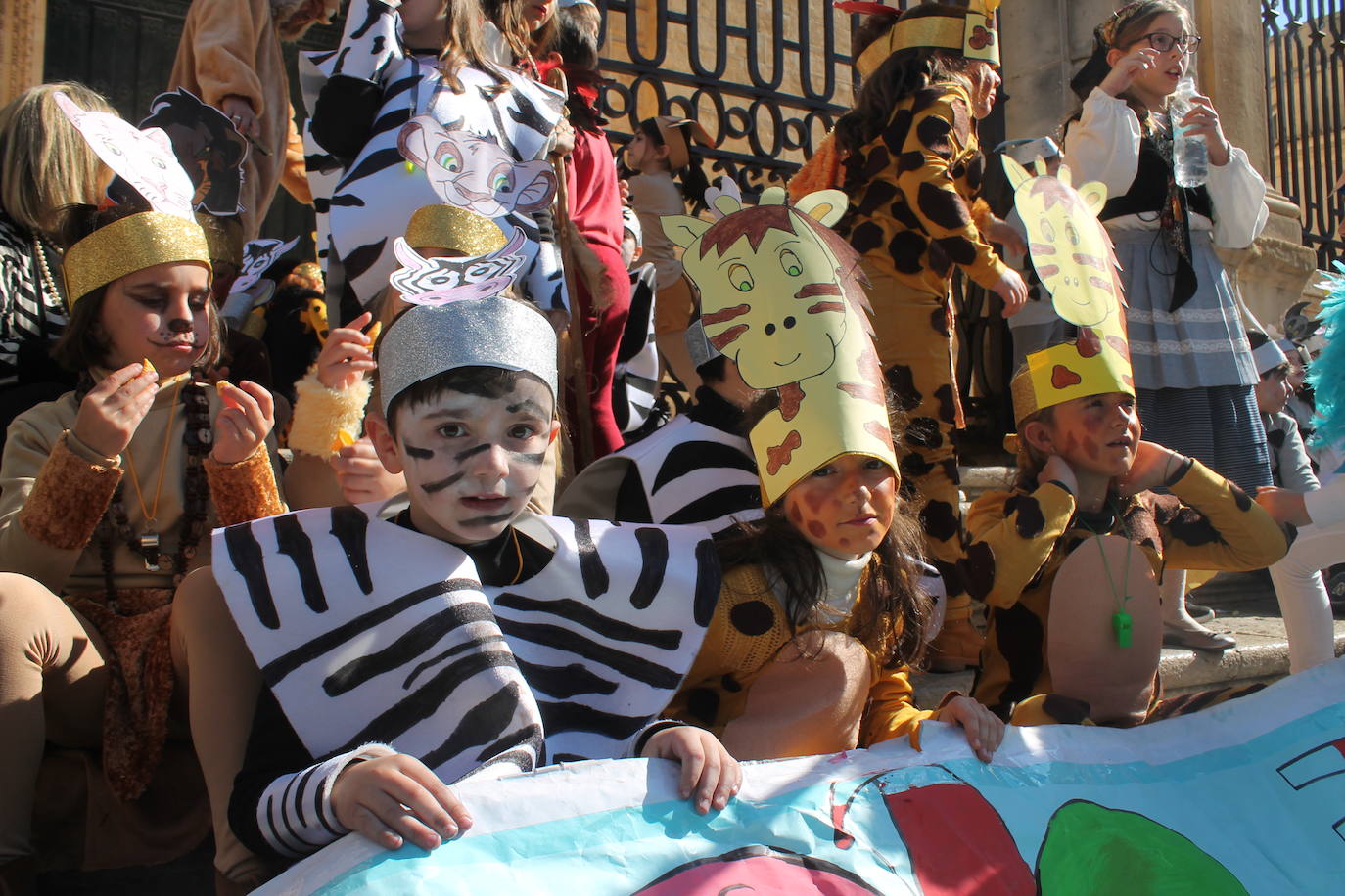 El pasacalles infantil de los colegios de la ciudad ha inundado de color y alegría la plaza de Santa María 