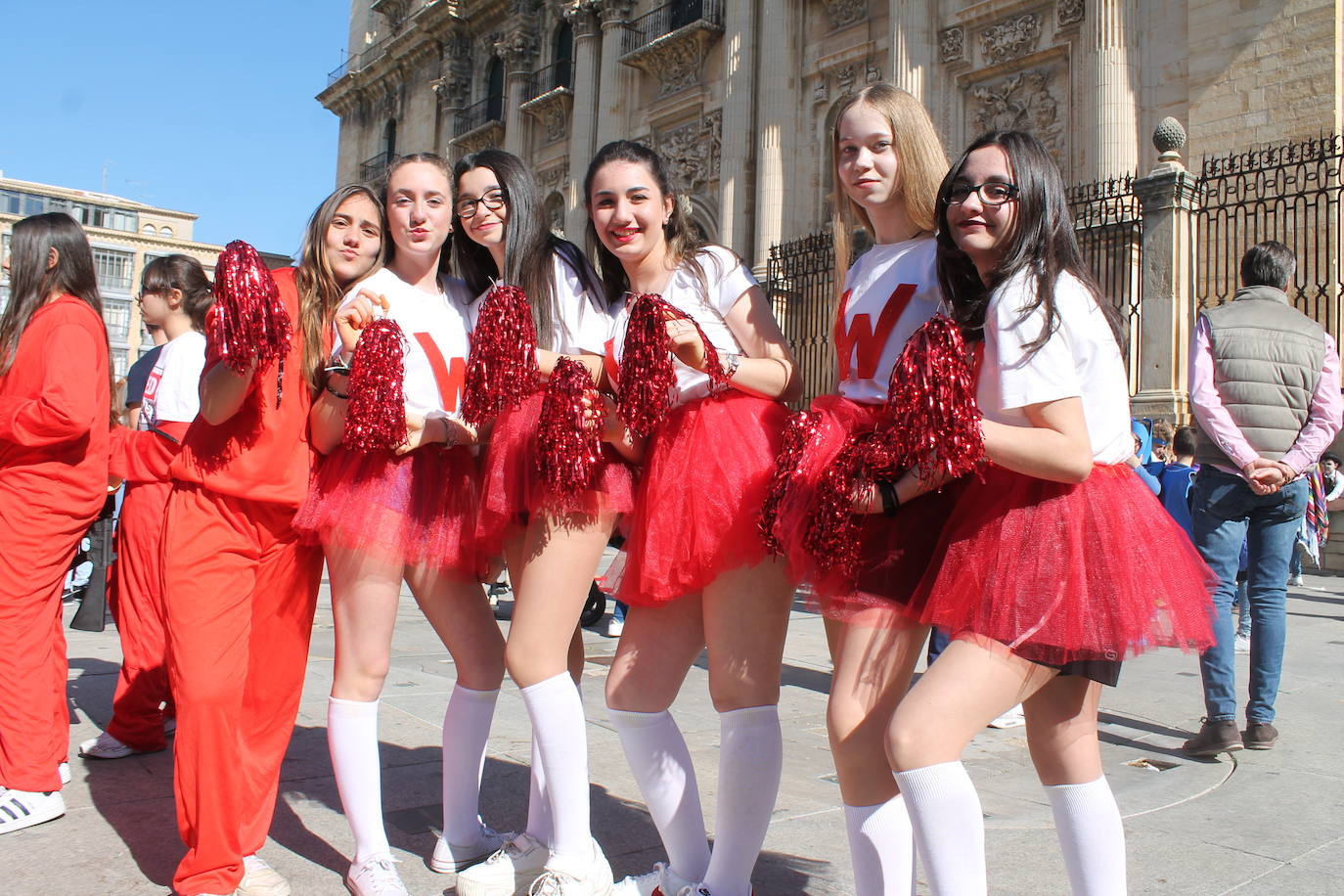 El pasacalles infantil de los colegios de la ciudad ha inundado de color y alegría la plaza de Santa María 