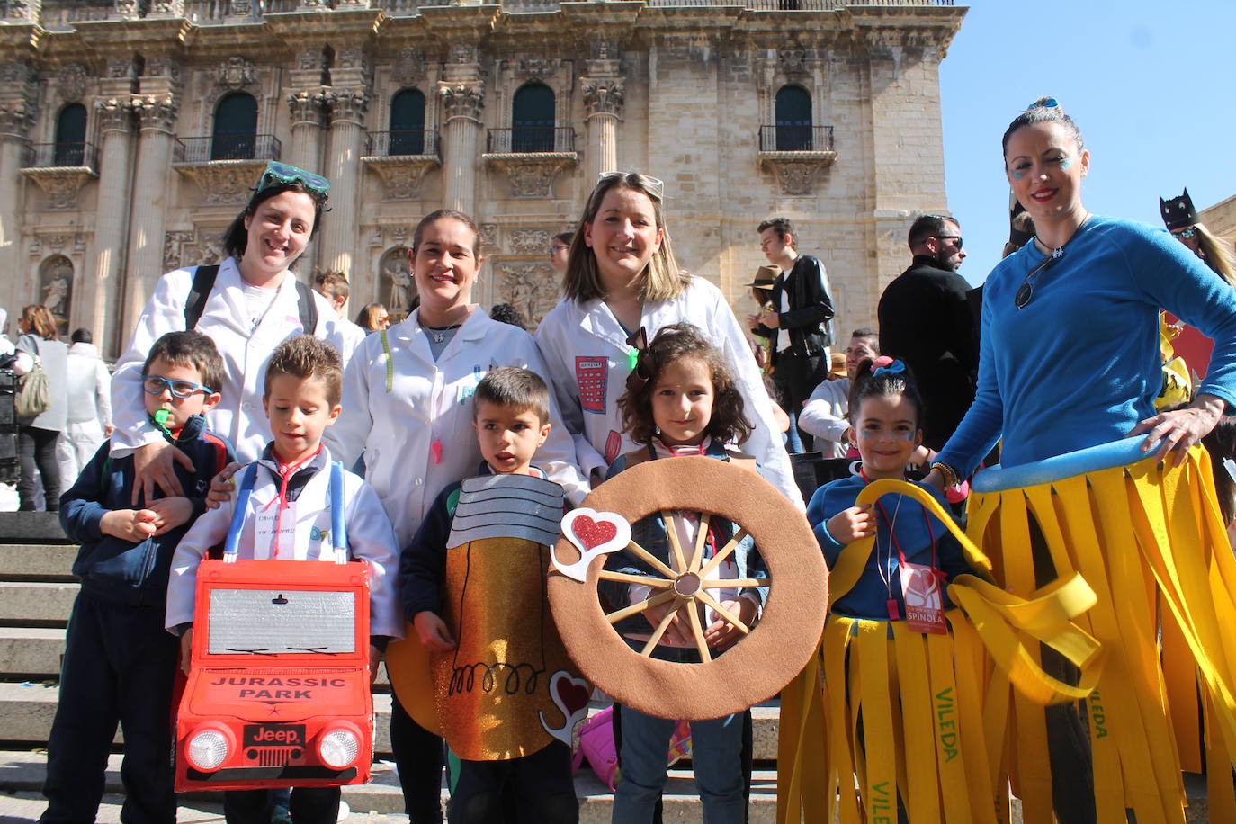 El pasacalles infantil de los colegios de la ciudad ha inundado de color y alegría la plaza de Santa María 