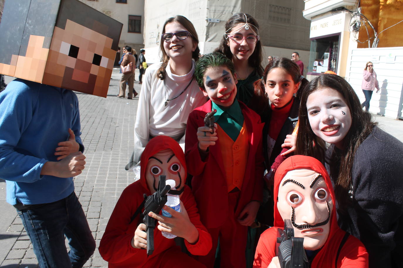 El pasacalles infantil de los colegios de la ciudad ha inundado de color y alegría la plaza de Santa María 