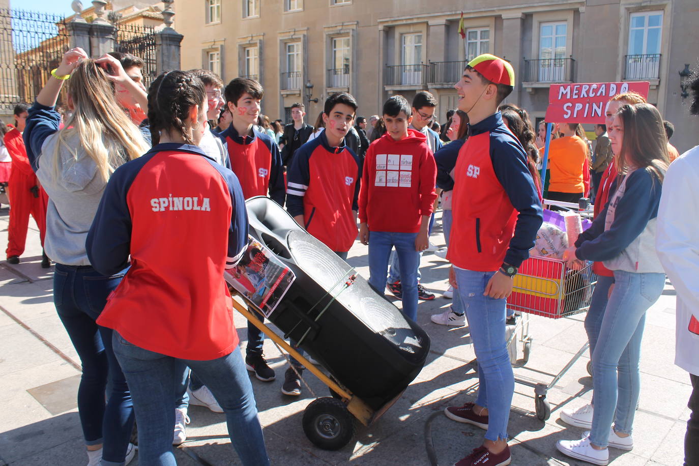 El pasacalles infantil de los colegios de la ciudad ha inundado de color y alegría la plaza de Santa María 