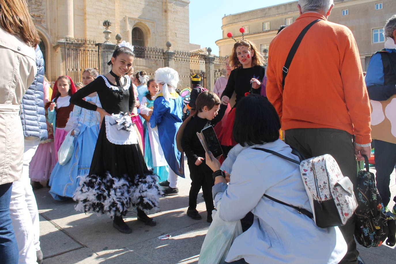 El pasacalles infantil de los colegios de la ciudad ha inundado de color y alegría la plaza de Santa María 