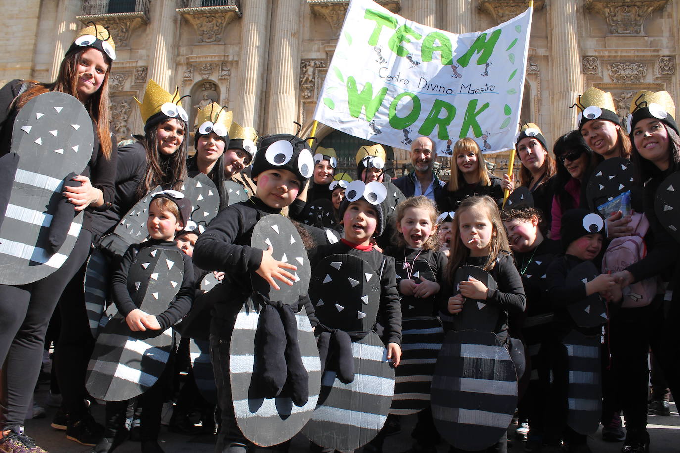 El pasacalles infantil de los colegios de la ciudad ha inundado de color y alegría la plaza de Santa María 