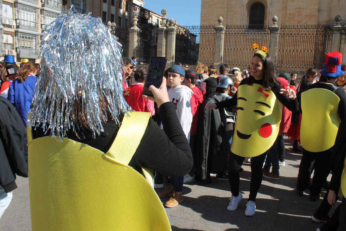 El pasacalles infantil de los colegios de la ciudad ha inundado de color y alegría la plaza de Santa María 