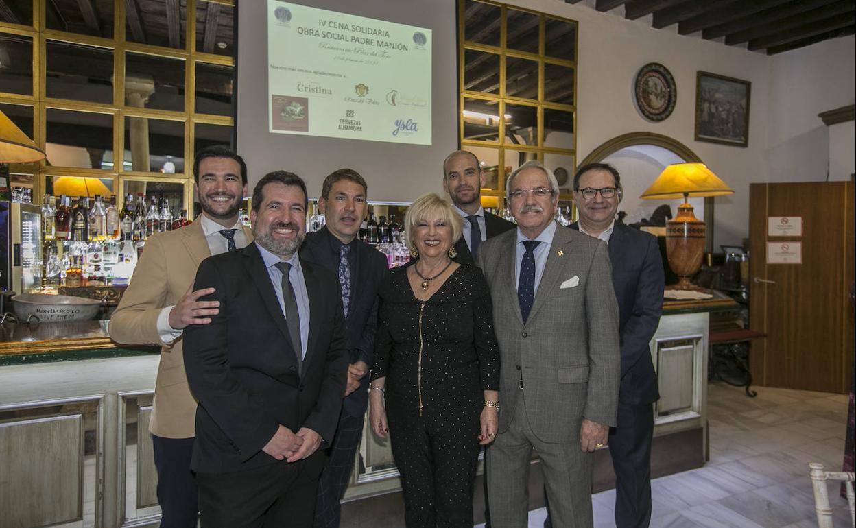 Participantes en la cena solidaria en el Pilar del Toro.