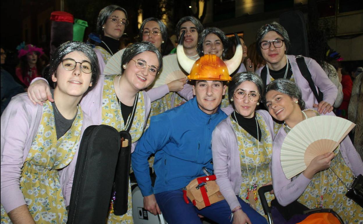 Una de las agrupaciones que han participado en el desfile de esta tarde. 