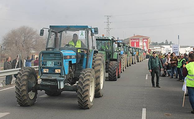 Tractores en el corte de la A-4 a la altura de Andújar. 