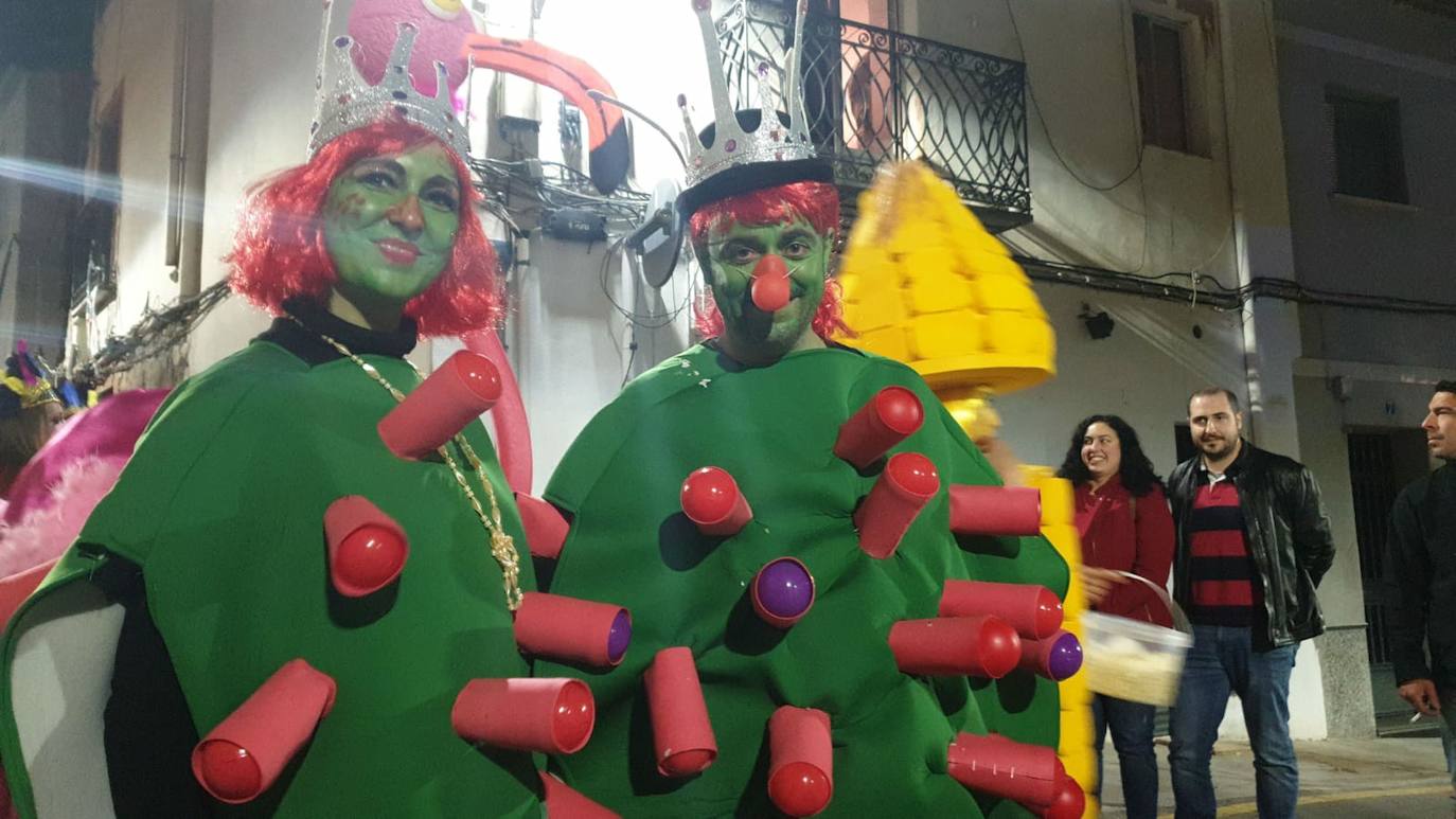 El casco antiguo y la zona centro de la ciudad se ha vestido esta noche de emoticonos del Watsapp, de aceituneros, de cuadrillas de trabajo o de muchos otros disfraces 