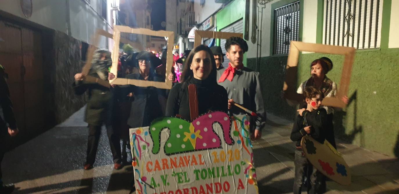 El casco antiguo y la zona centro de la ciudad se ha vestido esta noche de emoticonos del Watsapp, de aceituneros, de cuadrillas de trabajo o de muchos otros disfraces 