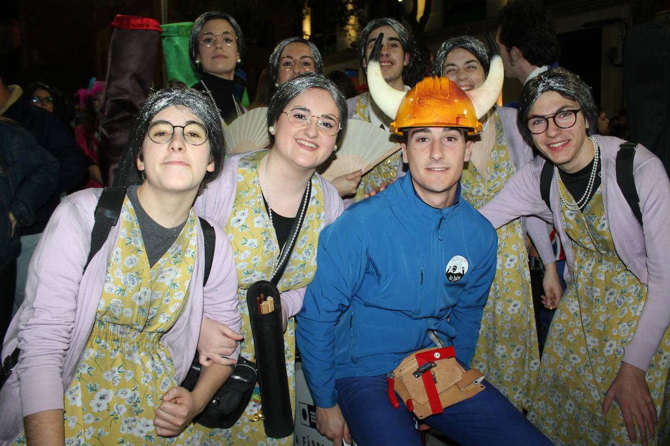 El casco antiguo y la zona centro de la ciudad se ha vestido esta noche de emoticonos del Watsapp, de aceituneros, de cuadrillas de trabajo o de muchos otros disfraces 
