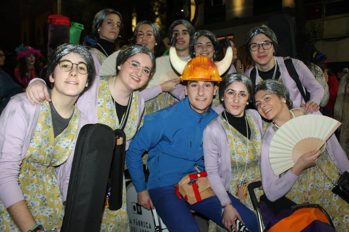 El casco antiguo y la zona centro de la ciudad se ha vestido esta noche de emoticonos del Watsapp, de aceituneros, de cuadrillas de trabajo o de muchos otros disfraces 
