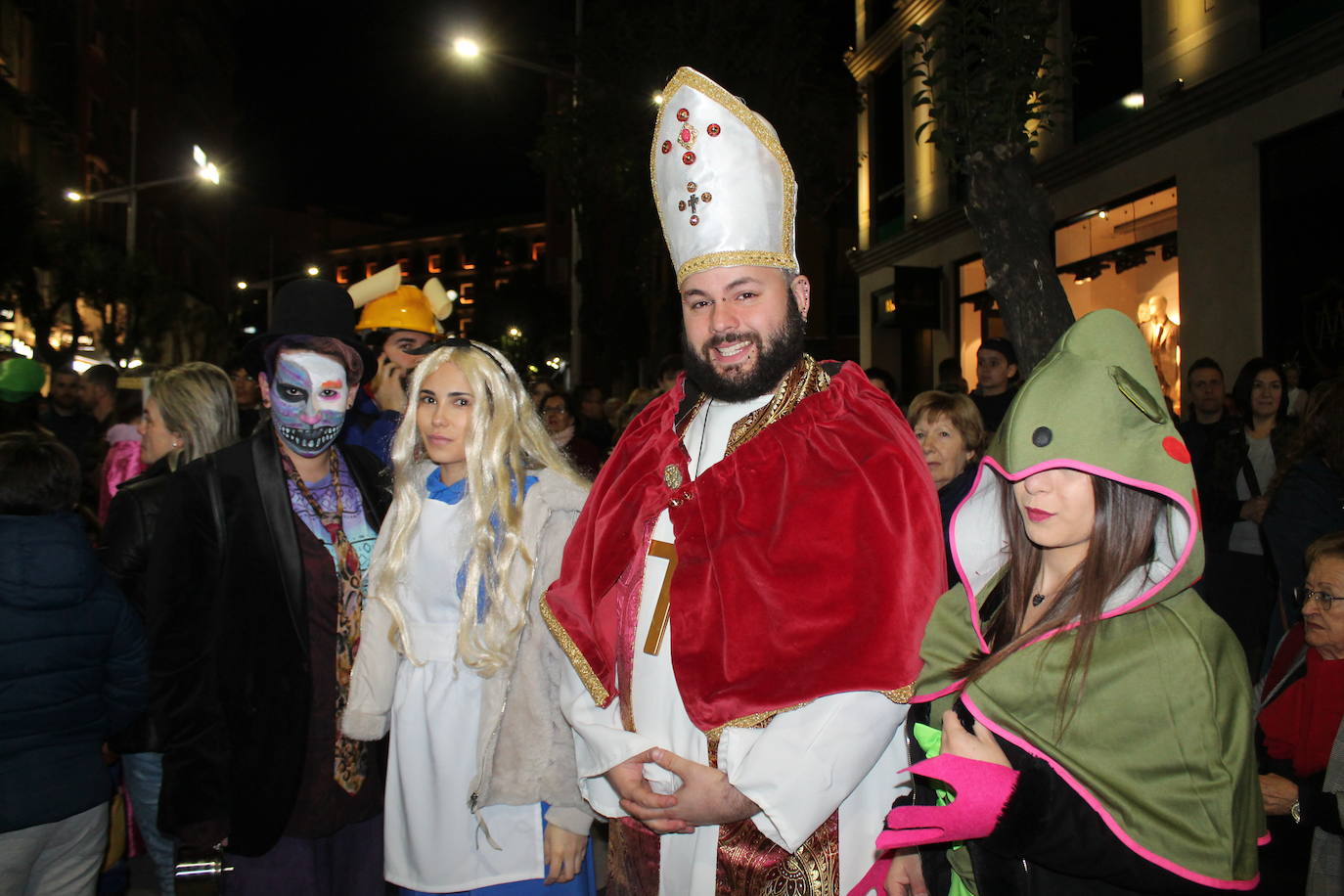 El casco antiguo y la zona centro de la ciudad se ha vestido esta noche de emoticonos del Watsapp, de aceituneros, de cuadrillas de trabajo o de muchos otros disfraces 