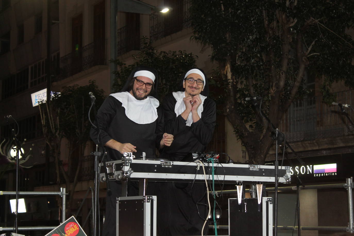 El casco antiguo y la zona centro de la ciudad se ha vestido esta noche de emoticonos del Watsapp, de aceituneros, de cuadrillas de trabajo o de muchos otros disfraces 