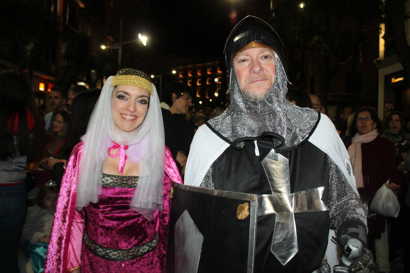 El casco antiguo y la zona centro de la ciudad se ha vestido esta noche de emoticonos del Watsapp, de aceituneros, de cuadrillas de trabajo o de muchos otros disfraces 