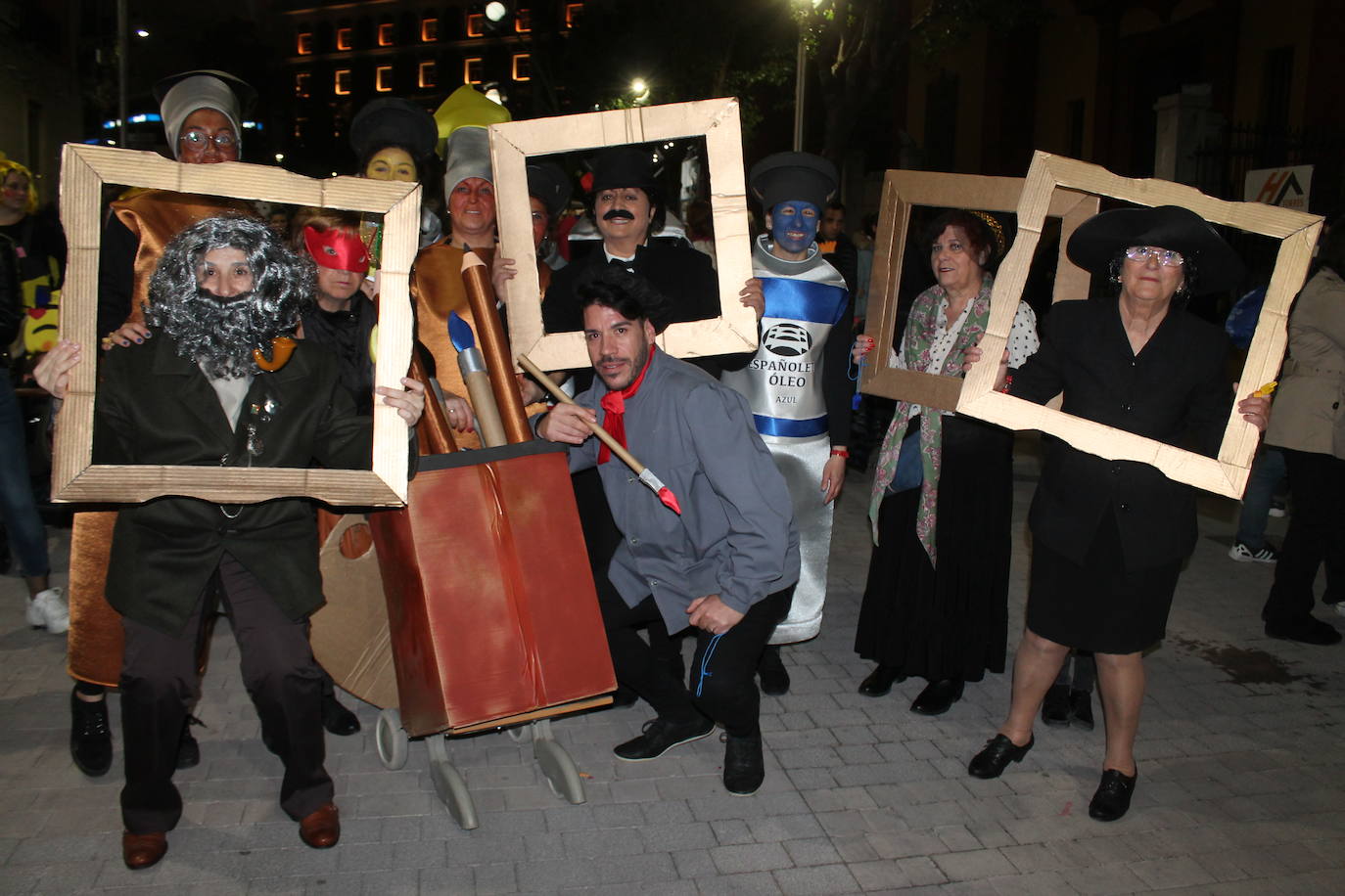 El casco antiguo y la zona centro de la ciudad se ha vestido esta noche de emoticonos del Watsapp, de aceituneros, de cuadrillas de trabajo o de muchos otros disfraces 