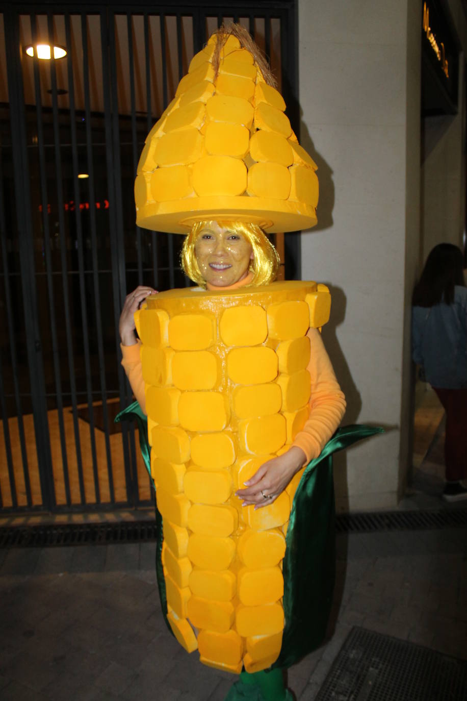 El casco antiguo y la zona centro de la ciudad se ha vestido esta noche de emoticonos del Watsapp, de aceituneros, de cuadrillas de trabajo o de muchos otros disfraces 
