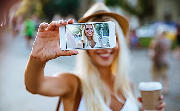 El peligro de buscar pareja por el móvil, la última alerta de la Guardia Civil