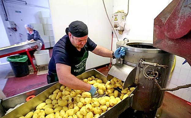 Imagen. Así se hacen las famosas patatas fritas Peñagallo en Granada. 