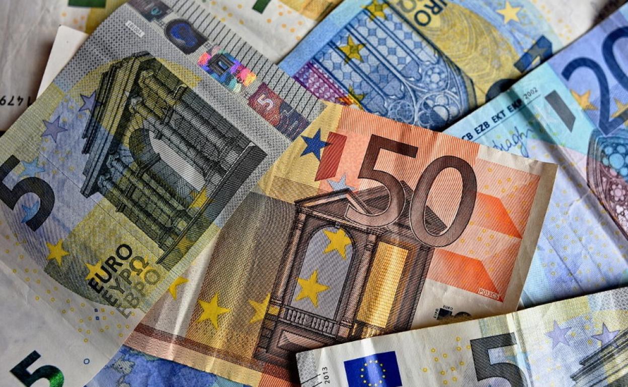 Robo de un bolso con 600 euros en Granada: aprovecharon que compraba pasteles para llevárselo