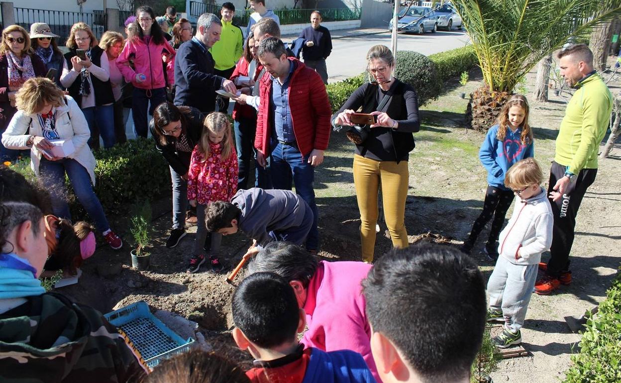 El alcalde, junto a los vecinos, durante la plantación de esta mañana. 