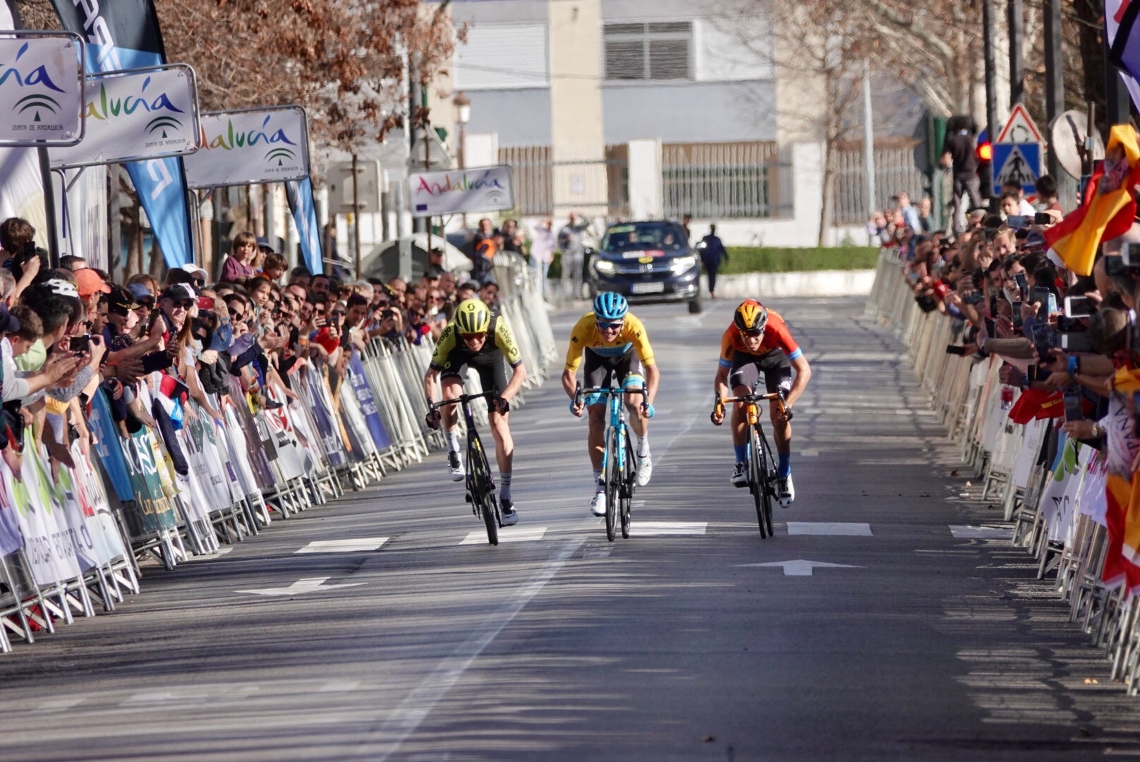 Las mejores imágenes del final de etapa en el Paseo de la Bomba: final de etapa y ambiente