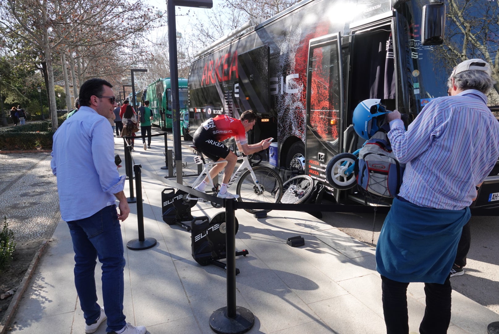 Las mejores imágenes del final de etapa en el Paseo de la Bomba: final de etapa y ambiente