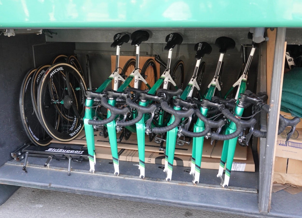 Las mejores imágenes del final de etapa en el Paseo de la Bomba: final de etapa y ambiente