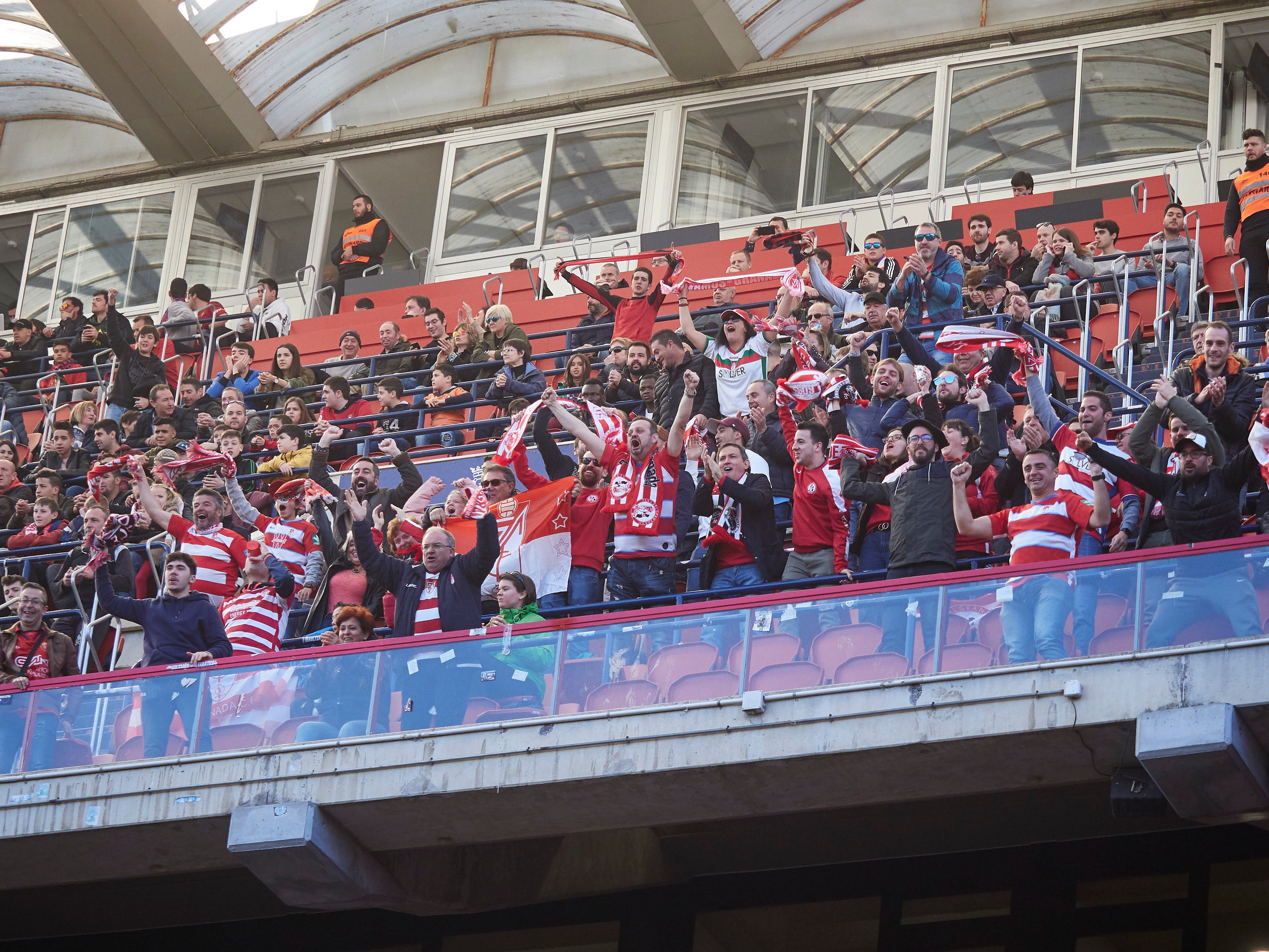 Los seguidores rojiblancos, presentes en la grada del estadio de Osasuna