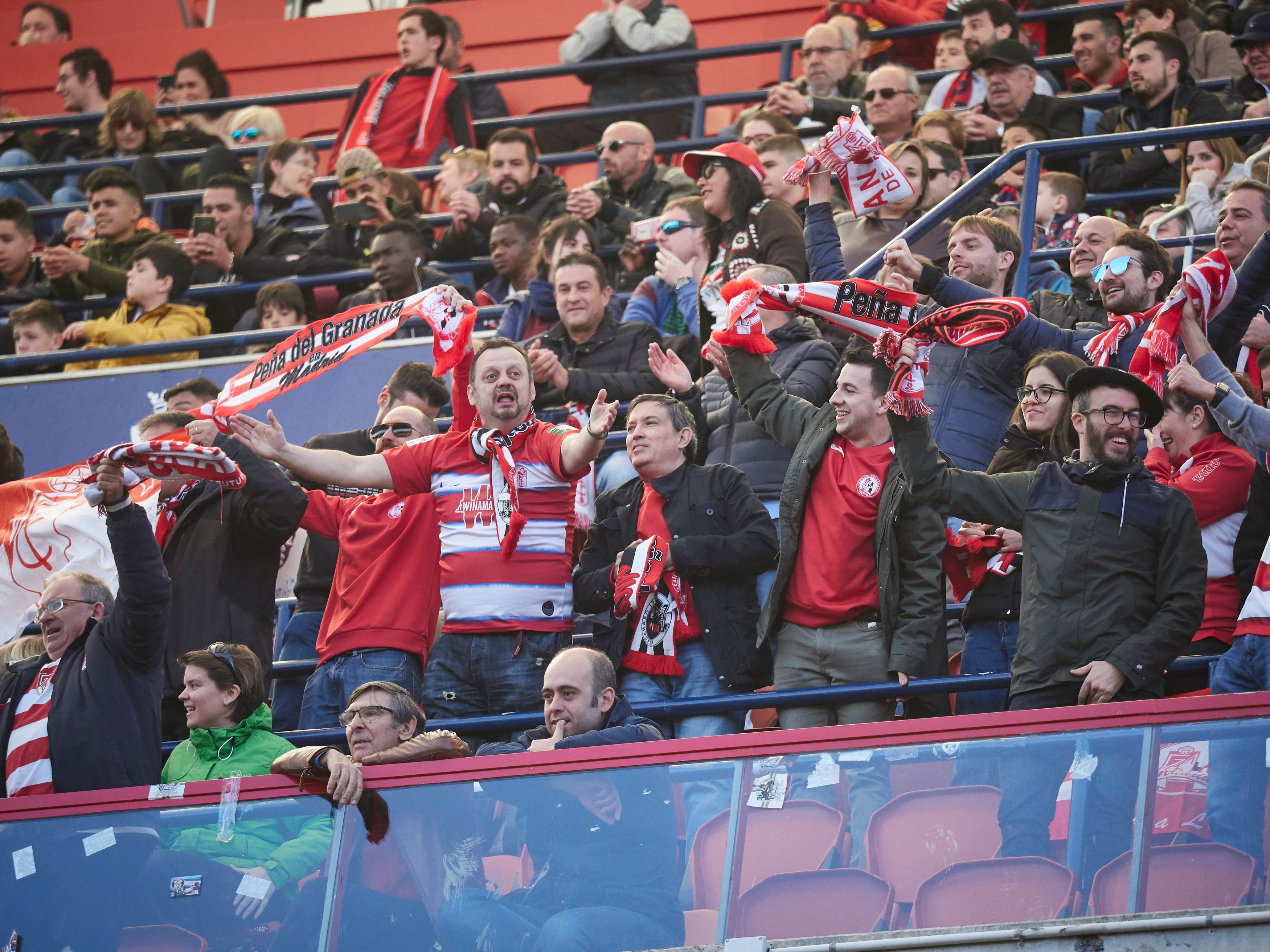 Los seguidores rojiblancos, presentes en la grada del estadio de Osasuna