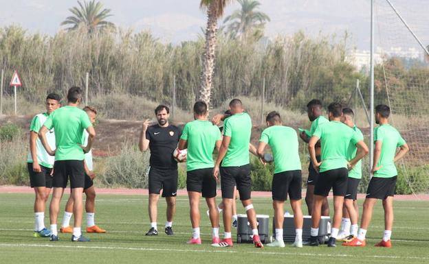 Jesús Muñoz habla con los jugadores rojiblancos en un entrenamiento en la UAL. 