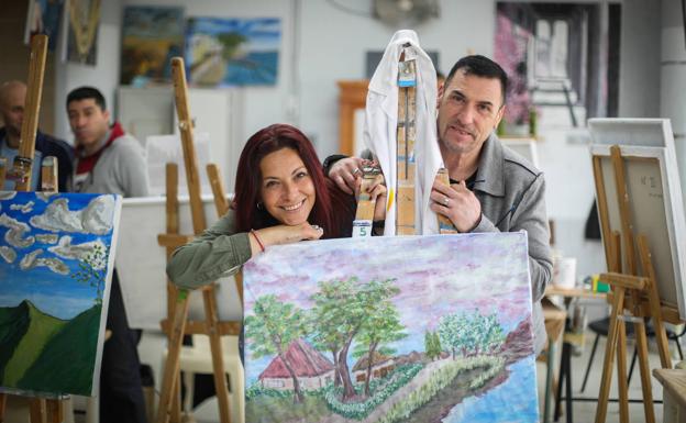 Sandra López y Miguel Ángel Segura, pareja que comparte el taller de pintura. 