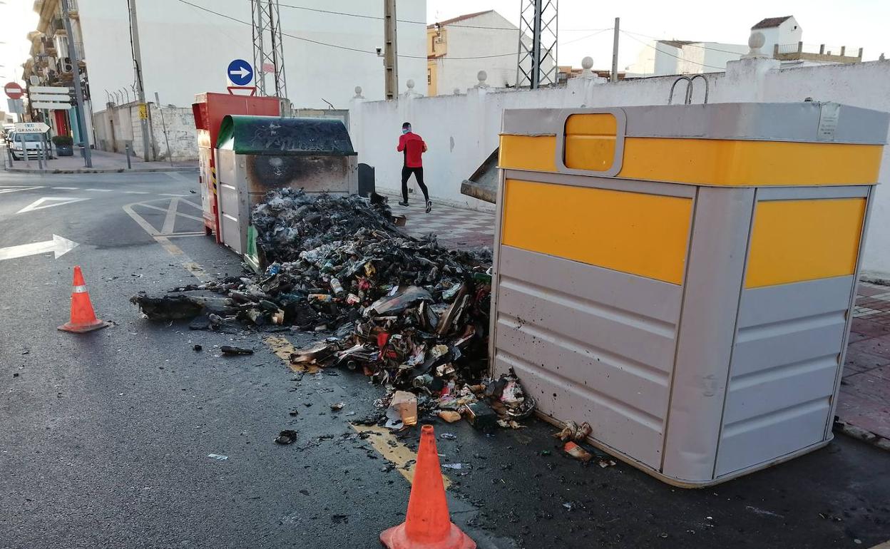 Así ha amanecido la calle Jardines tras el fuego, del que avisó un particular. 