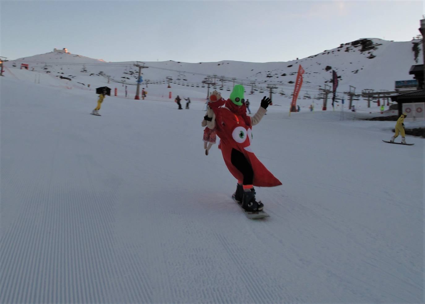 Más de 300 esquiadores y snowboarders, de todas las edades, han participado esta tarde en el descenso de disfraces de Sierra Nevada, uno de los más multitudinarios desde que la estación invernal granadina celebra con esta actividad la llegada del Carnaval.