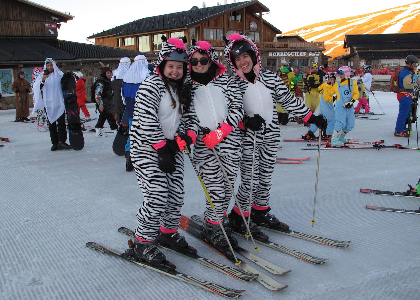 Más de 300 esquiadores y snowboarders, de todas las edades, han participado esta tarde en el descenso de disfraces de Sierra Nevada, uno de los más multitudinarios desde que la estación invernal granadina celebra con esta actividad la llegada del Carnaval.