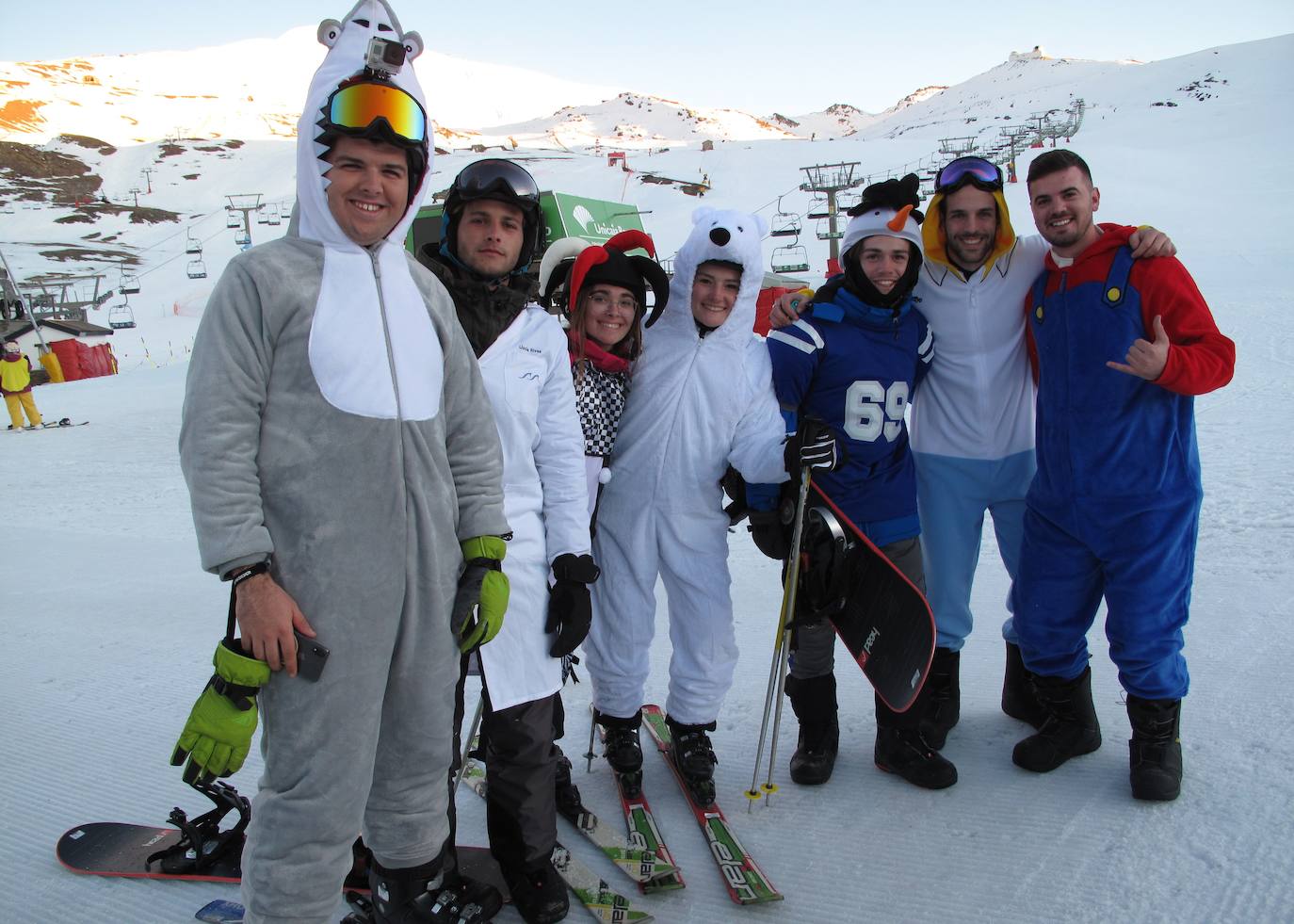 Más de 300 esquiadores y snowboarders, de todas las edades, han participado esta tarde en el descenso de disfraces de Sierra Nevada, uno de los más multitudinarios desde que la estación invernal granadina celebra con esta actividad la llegada del Carnaval.
