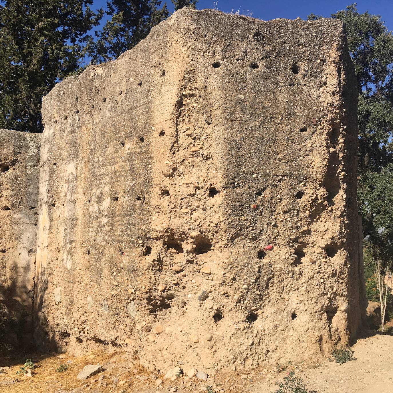 Torre pentagonal de la muralla.