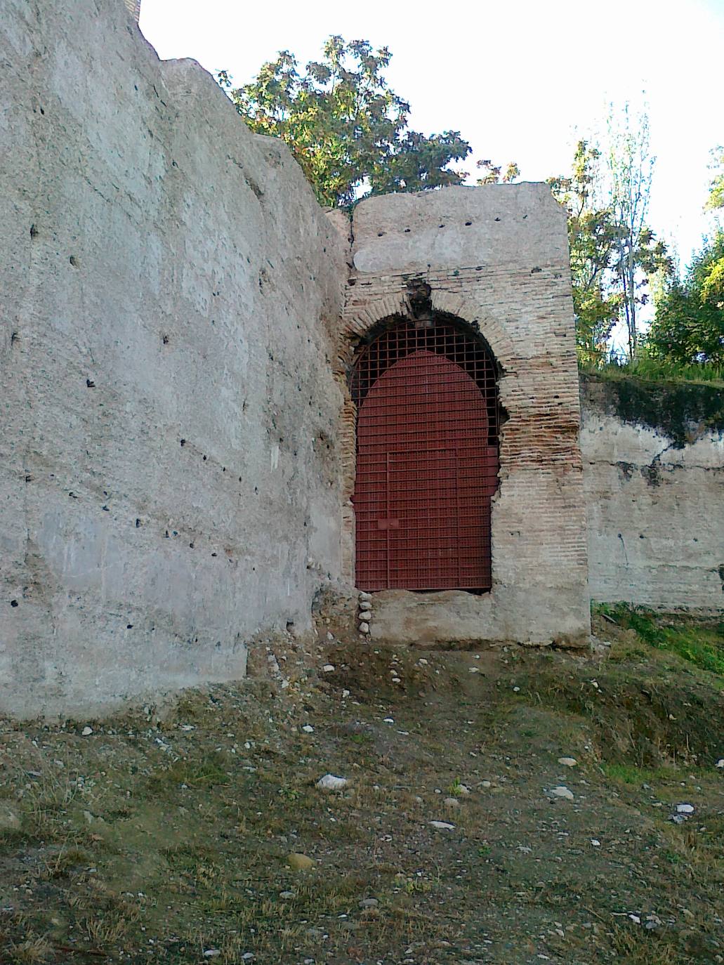 Puerta de San Lorenzo o del Albaicín, descubierta a finales de los 80.