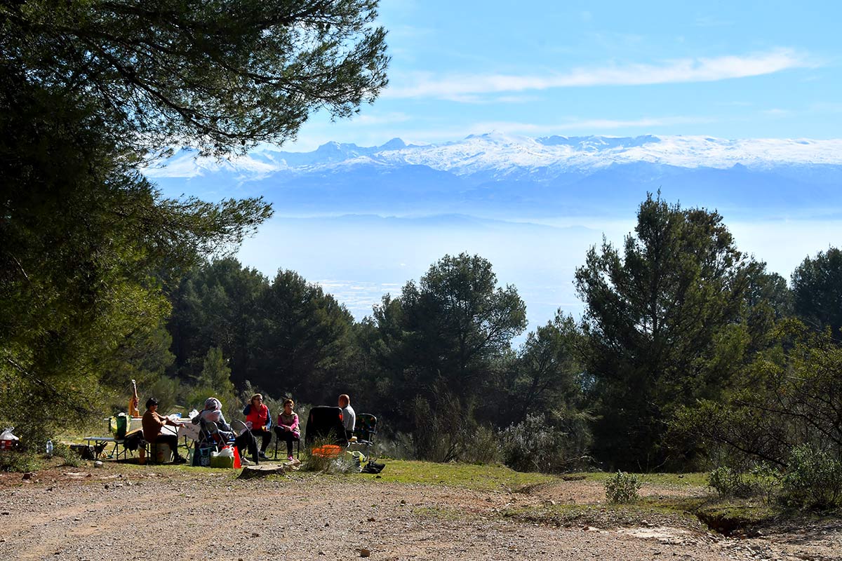 Un domingo al aire libre en el área recreativa de Sierra Elvira, Torreón de Albolote 