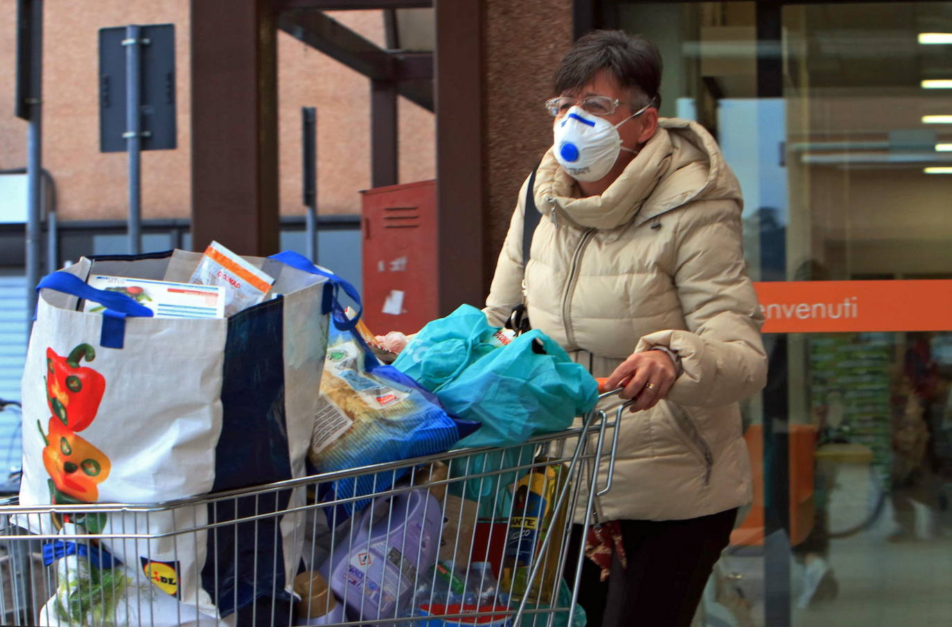 Una quinta persona ha fallecido en Lombardia, norte de Italia, por el coronavirus y los casos de contagio ascienden a 219, informó el jefe de la Protección Civil, Angelo Borrelli en una comparecencia ante los medios. La víctima, un hombre de 88 años de la localidad de Caselle Lanne, se suma al de 84 fallecido también esta mañana en el hospital Juan XXII de Bérgamo, en Lombardía. Las autoridades han extremado las medidas para evitar una mayor difusión y se han suspendido todas las manifestaciones públicas, como el carnaval de Venecia, además de cerrado escuelas y universidades, mientras la histeria colectiva ha llevado a que los supermercados de zonas cercanas al brote hayan sido completamente vaciados y estén agotados los jabones desinfectantes y las mascarillas.