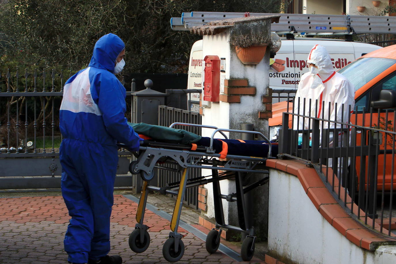 Una quinta persona ha fallecido en Lombardia, norte de Italia, por el coronavirus y los casos de contagio ascienden a 219, informó el jefe de la Protección Civil, Angelo Borrelli en una comparecencia ante los medios. La víctima, un hombre de 88 años de la localidad de Caselle Lanne, se suma al de 84 fallecido también esta mañana en el hospital Juan XXII de Bérgamo, en Lombardía. Las autoridades han extremado las medidas para evitar una mayor difusión y se han suspendido todas las manifestaciones públicas, como el carnaval de Venecia, además de cerrado escuelas y universidades, mientras la histeria colectiva ha llevado a que los supermercados de zonas cercanas al brote hayan sido completamente vaciados y estén agotados los jabones desinfectantes y las mascarillas.