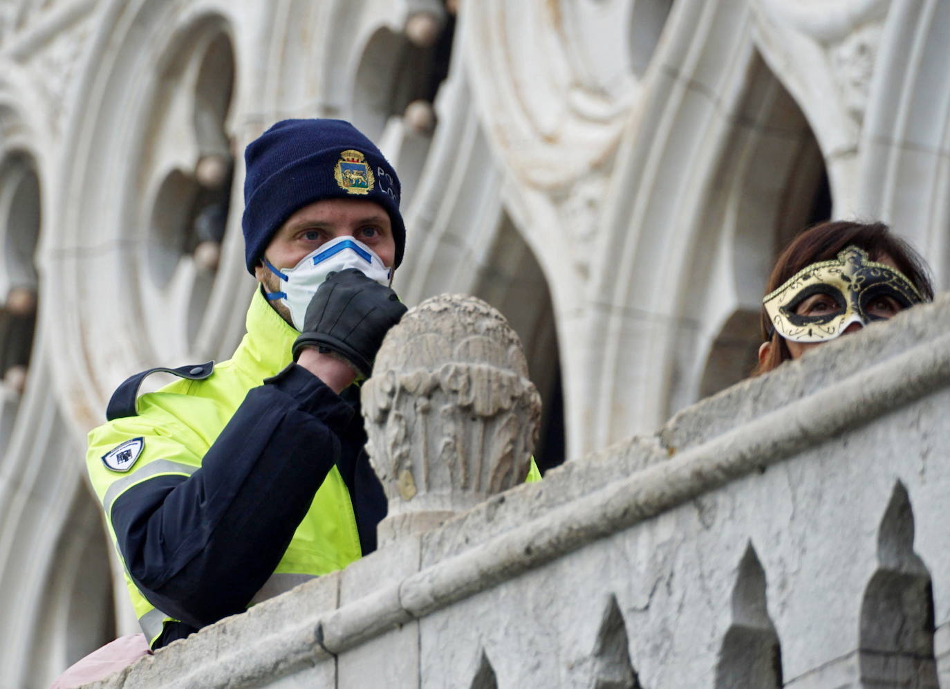 Una quinta persona ha fallecido en Lombardia, norte de Italia, por el coronavirus y los casos de contagio ascienden a 219, informó el jefe de la Protección Civil, Angelo Borrelli en una comparecencia ante los medios. La víctima, un hombre de 88 años de la localidad de Caselle Lanne, se suma al de 84 fallecido también esta mañana en el hospital Juan XXII de Bérgamo, en Lombardía. Las autoridades han extremado las medidas para evitar una mayor difusión y se han suspendido todas las manifestaciones públicas, como el carnaval de Venecia, además de cerrado escuelas y universidades, mientras la histeria colectiva ha llevado a que los supermercados de zonas cercanas al brote hayan sido completamente vaciados y estén agotados los jabones desinfectantes y las mascarillas.