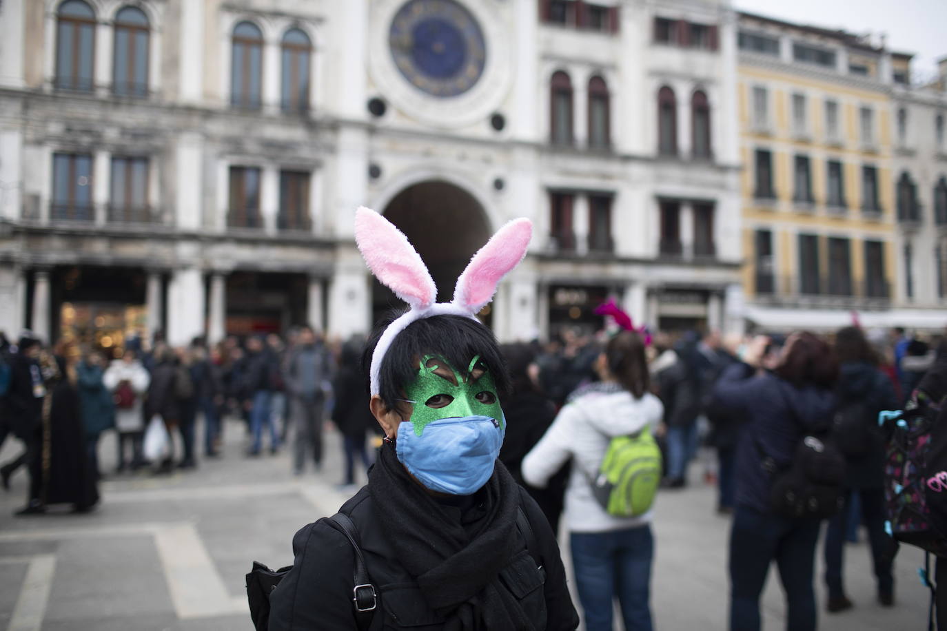 Una quinta persona ha fallecido en Lombardia, norte de Italia, por el coronavirus y los casos de contagio ascienden a 219, informó el jefe de la Protección Civil, Angelo Borrelli en una comparecencia ante los medios. La víctima, un hombre de 88 años de la localidad de Caselle Lanne, se suma al de 84 fallecido también esta mañana en el hospital Juan XXII de Bérgamo, en Lombardía. Las autoridades han extremado las medidas para evitar una mayor difusión y se han suspendido todas las manifestaciones públicas, como el carnaval de Venecia, además de cerrado escuelas y universidades, mientras la histeria colectiva ha llevado a que los supermercados de zonas cercanas al brote hayan sido completamente vaciados y estén agotados los jabones desinfectantes y las mascarillas.