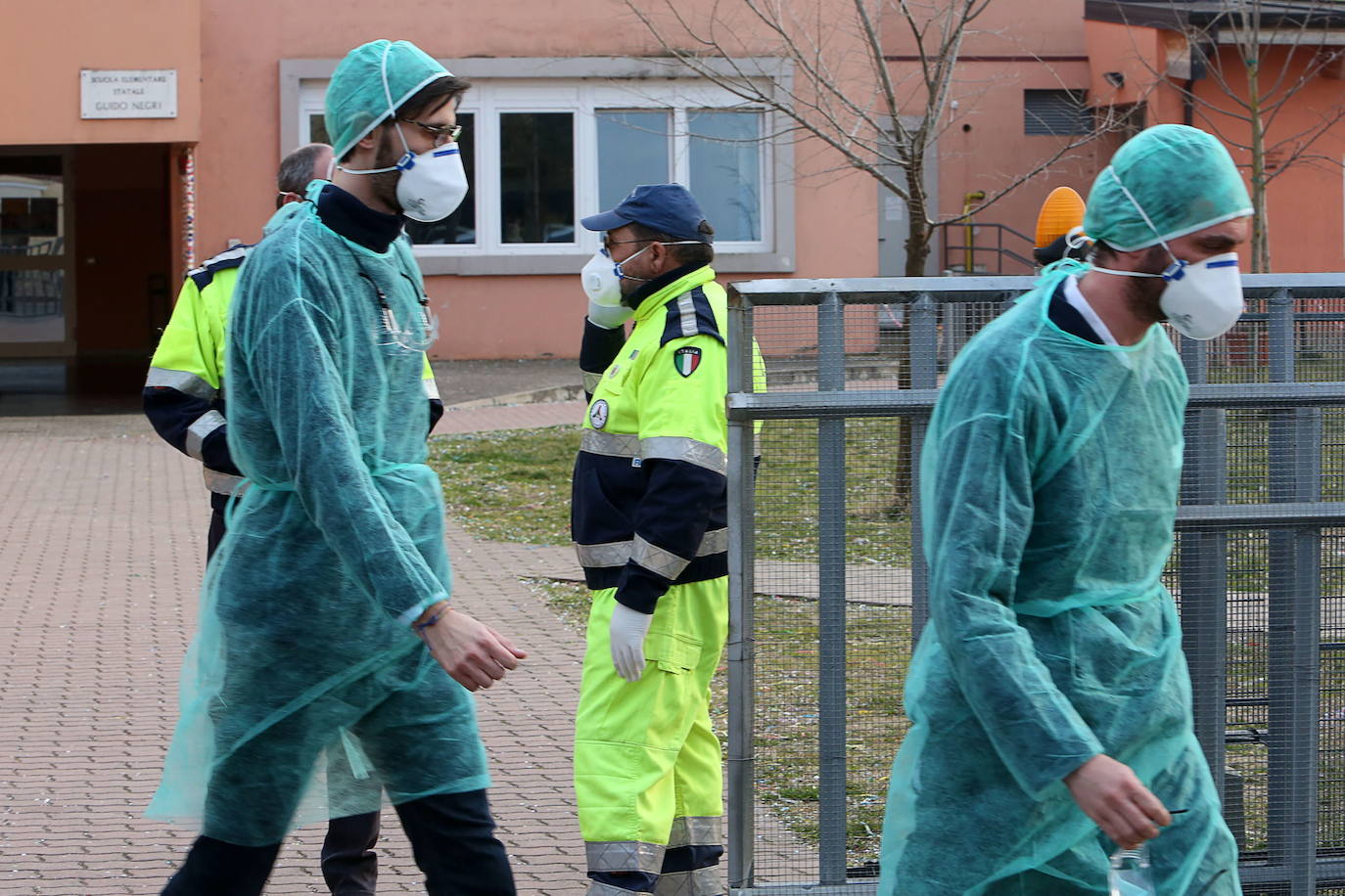 Una quinta persona ha fallecido en Lombardia, norte de Italia, por el coronavirus y los casos de contagio ascienden a 219, informó el jefe de la Protección Civil, Angelo Borrelli en una comparecencia ante los medios. La víctima, un hombre de 88 años de la localidad de Caselle Lanne, se suma al de 84 fallecido también esta mañana en el hospital Juan XXII de Bérgamo, en Lombardía. Las autoridades han extremado las medidas para evitar una mayor difusión y se han suspendido todas las manifestaciones públicas, como el carnaval de Venecia, además de cerrado escuelas y universidades, mientras la histeria colectiva ha llevado a que los supermercados de zonas cercanas al brote hayan sido completamente vaciados y estén agotados los jabones desinfectantes y las mascarillas.