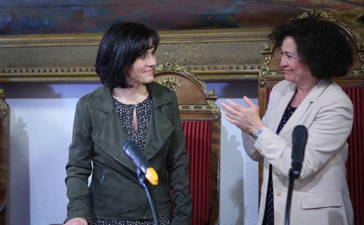 Montserrat Zamorano recibe el aplauso de la rectora de la UGR, Pilar Aranda.