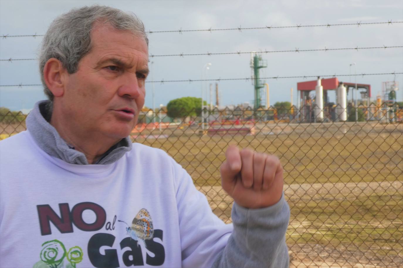 Juan Romero, un referente del ecologismo andaluz y ferviente defensor de Doñana, en una protesta contra el proyecto gasístico.
