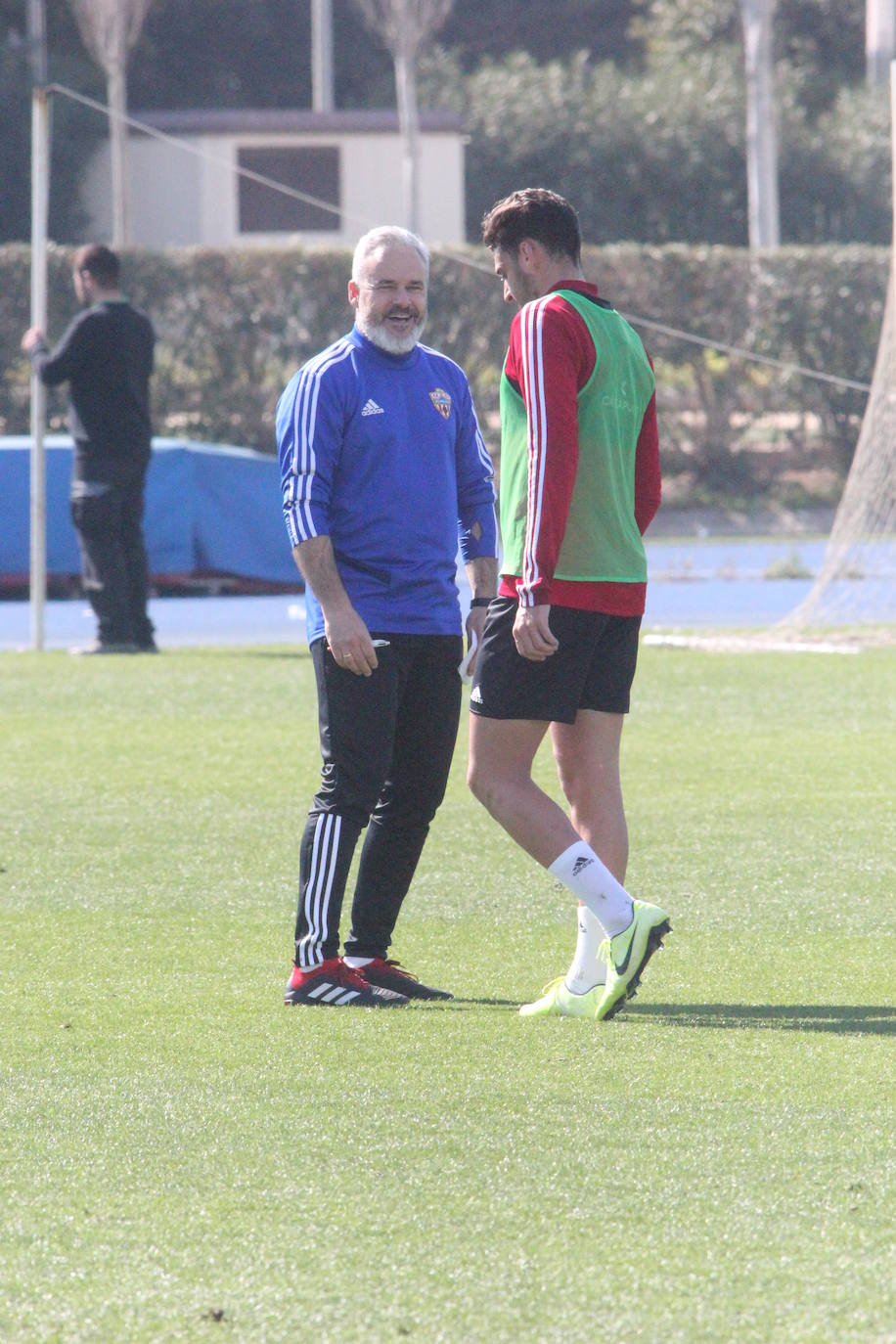 Iván Martos recibe el saludo de Víctor Mañas. 