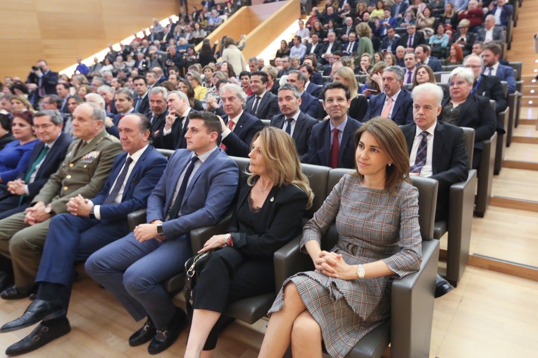 Este año, el Gobierno andaluz ha hecho entrega de la Bandera de Andalucía al Centro Artístico, Literario y Científico de Granada, al IES Padre Suárez, al Restaurante Los Manueles, a la Cooperativa San Sebastián, al Proyecto Conoce tus Fuentes, al grupo de científicos e ingenieros que han contribuido a obtener la primera imagen de un agujero negro supermasivo; a la Asociación del Párkinson; a María Guardia Gómez «Mariquilla»; a la deportista María Pérez y a la Asociación Víctimas del Terrorismo