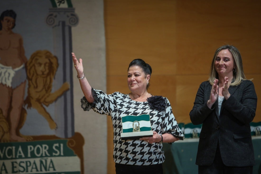 Este año, el Gobierno andaluz ha hecho entrega de la Bandera de Andalucía al Centro Artístico, Literario y Científico de Granada, al IES Padre Suárez, al Restaurante Los Manueles, a la Cooperativa San Sebastián, al Proyecto Conoce tus Fuentes, al grupo de científicos e ingenieros que han contribuido a obtener la primera imagen de un agujero negro supermasivo; a la Asociación del Párkinson; a María Guardia Gómez «Mariquilla»; a la deportista María Pérez y a la Asociación Víctimas del Terrorismo